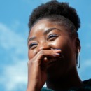 vrouw lacht en denkt positief