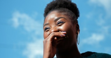 vrouw lacht en denkt positief