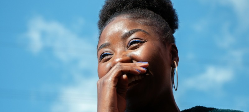 vrouw lacht en denkt positief