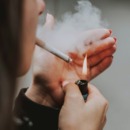 persoon rookt een sigaret