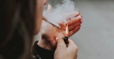 persoon rookt een sigaret