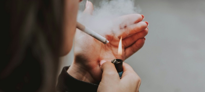 persoon rookt een sigaret