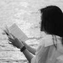 vrouw leest boek, leisure guilt