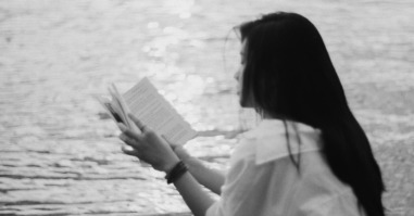 vrouw leest boek, leisure guilt