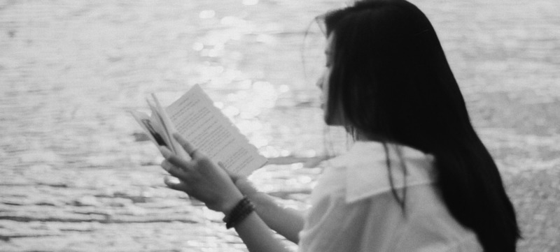 vrouw leest boek, leisure guilt