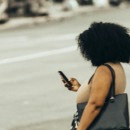 persoon zoekt op google naar informatie