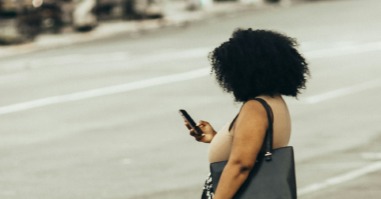 persoon zoekt op google naar informatie