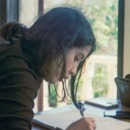 vrouw is gefocust aan het werk