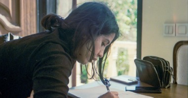 vrouw is gefocust aan het werk