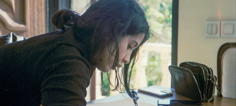 vrouw is gefocust aan het werk