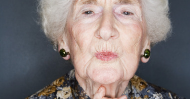 foto van een vrouw van tachtig
