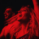 vrouw is aan het zingen in een club