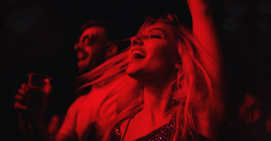 vrouw is aan het zingen in een club