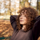 vrouw geniet van de natuur