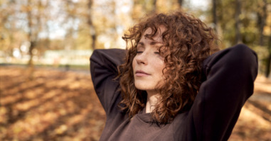 vrouw geniet van de natuur