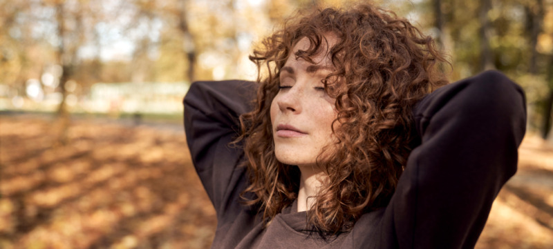 vrouw geniet van de natuur