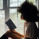 vrouw leest een zelfhulpboek