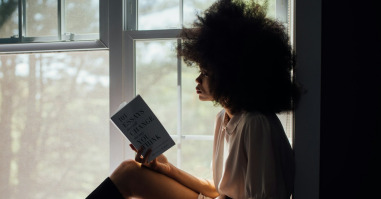 vrouw leest een zelfhulpboek