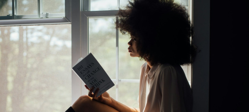 vrouw leest een zelfhulpboek