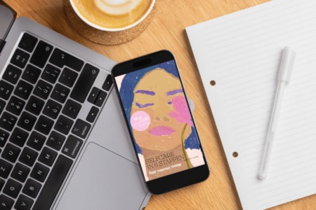 afbeelding met een telefoon met daarop het selfcare werkboek
