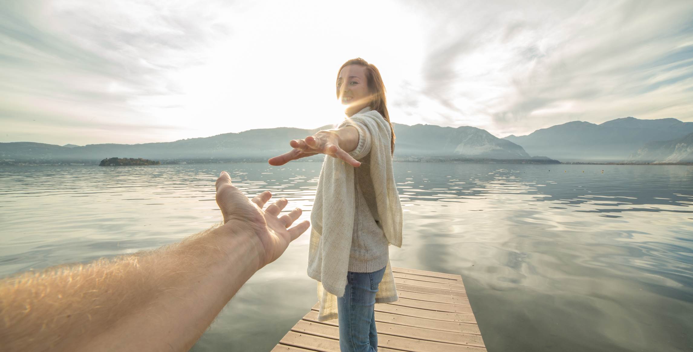 Рука в руке. Девушка тянет парня за руку. Тащит за руку. Пара бежит за руку. Человек тянется.
