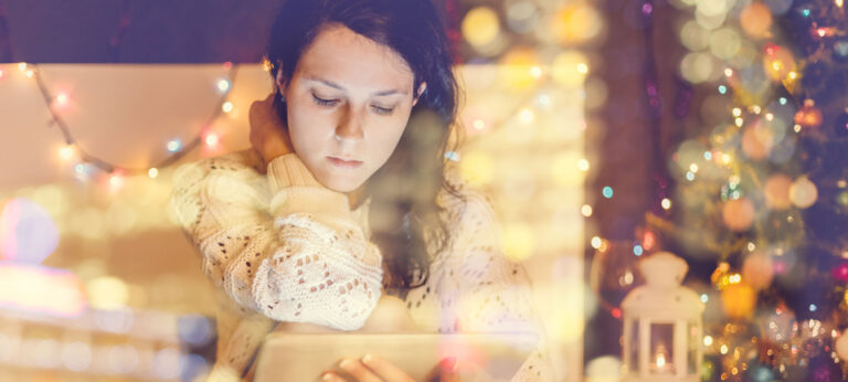 vrouw in een kerstsfeer bij artikel over hooggevoeligheid