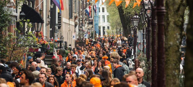 Straten Amsterdam koningsdag als beeld bij artikel over tradities