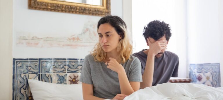 ontevreden koppel in bed als beeld bij artikel over porno kijken