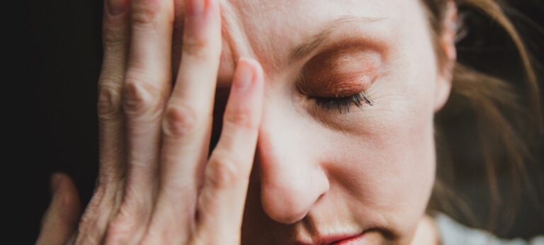 vrouw die gepijnigd kijkt als illustratie bij een artikel over oude pijn