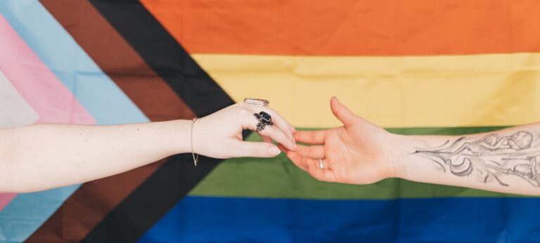 vlag van LGBTQIA+ als beeld bij artikel over geweld tegen LGBTQIA+ gemeenschap