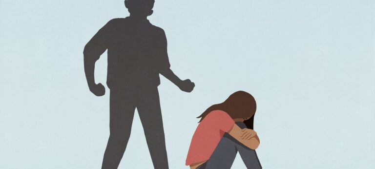 Illustratie van een man die over een vrouw gebogen staat bij een artikel over de signalen van partnergeweld