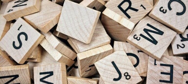 scrabble letters liggen door elkaar