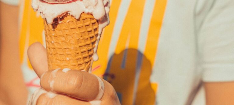 afbeelding van een smeltend ijsje ter illustratie bij een artikel over de psychologische invloed van hoge termperaturen