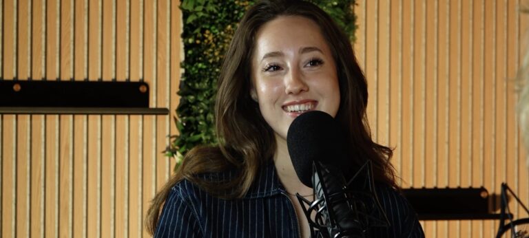 foto van Mooz Kuenen die een podcast maakte over ADHD bij vrouwen