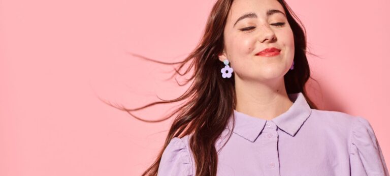 afbeelding van een jonge vrouw bij een artikel over bewust single zijn en de voordelen daarvan