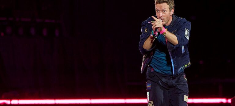 Foto van Chris Martin bij een concert van Coldplay