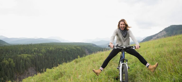 vrouw rijdt op fiets